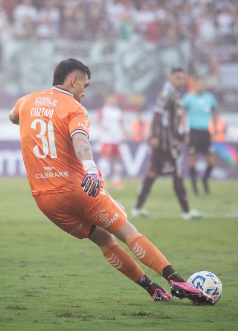 Cozzani fue figura de Platense y dejó un sentido mensaje tras la consagración en el Apertura. Cozzani fue figura de Platense y dejó un sentido mensaje tras la consagración en el Apertura.