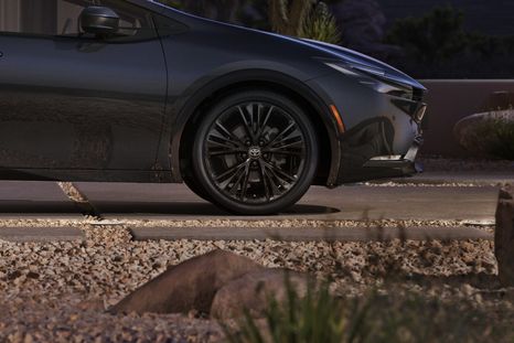 El nuevo Toyota Prius PHEV Nighshade Edition tiene un precio de 37.795 dólares y las entregas comenzarán en junio. El nuevo Toyota Prius PHEV Nighshade Edition tiene un precio de 37.795 dólares y las entregas comenzarán en junio.