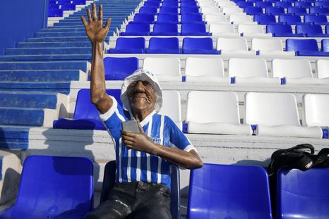 La estatua del Loco Julio, gloria de Godoy Cruz, estaba en la platea sur del Feliciano Gambarte. La estatua del Loco Julio, gloria de Godoy Cruz, estaba en la platea sur del Feliciano Gambarte.