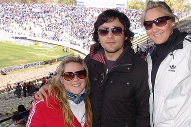 MDZol | En la vip: Enrique Elizondo rodeado por las hermanas Azul y Marianella Hernández. Foto: Florencia Da Souza / MDZ