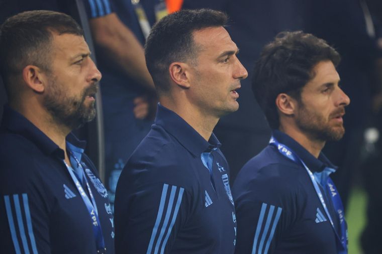 Samuel, Scaloni y Aimar, el cuerpo técnico argentino. Foto: EFE
