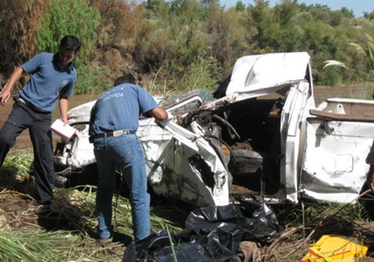 Así quedó la camioneta que cayó en las aguas del Río Mendoza.