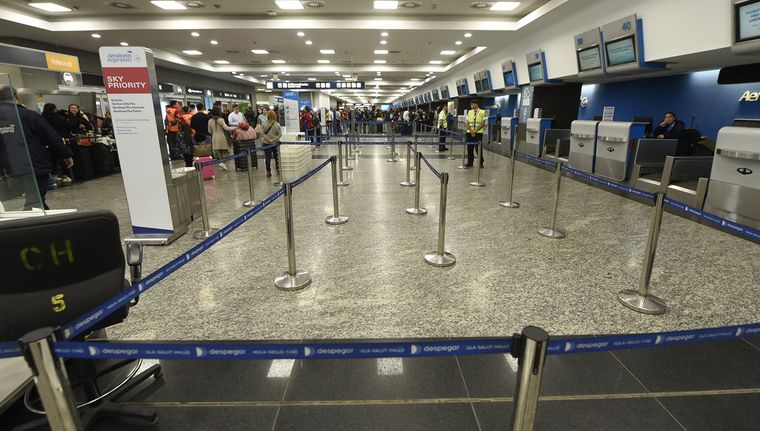 Los vuelos de cabotaje siguen en baja. Los altos costos en dólares del turismo interno enfría la demanda. Foto: Juan Mateo Aberastain/MDZ