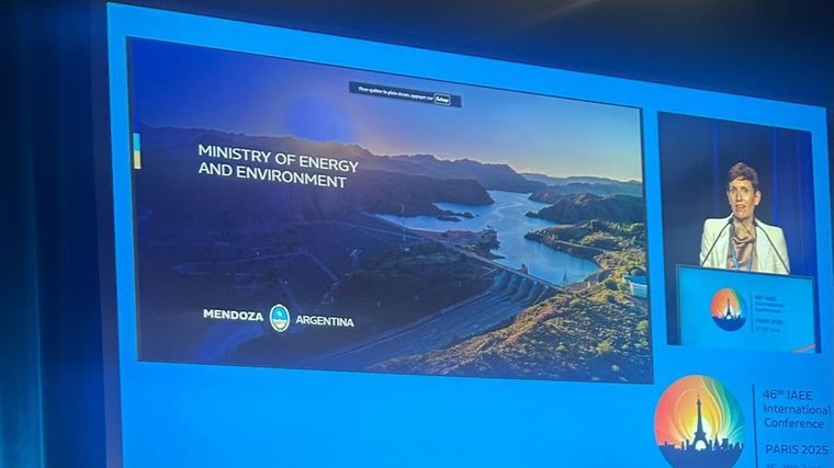 La ministra de Energía, Jimena Latorre, en una cumbre de energía en París