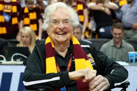 Jean Dolores-Schmidt, la monja de 98 años que se ha convertido en la sensación del deporte en Estados Unidos