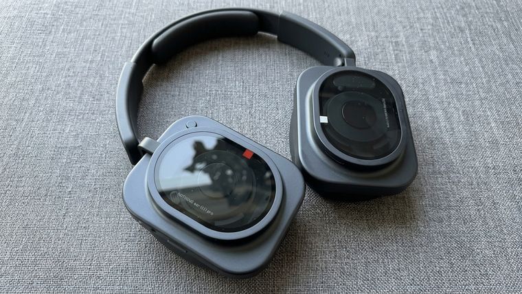 El diseño de los Nothing Headphone (1) Pro utiliza vidrio Panda Glass de 9H sobre una estructura de aluminio cepillado.