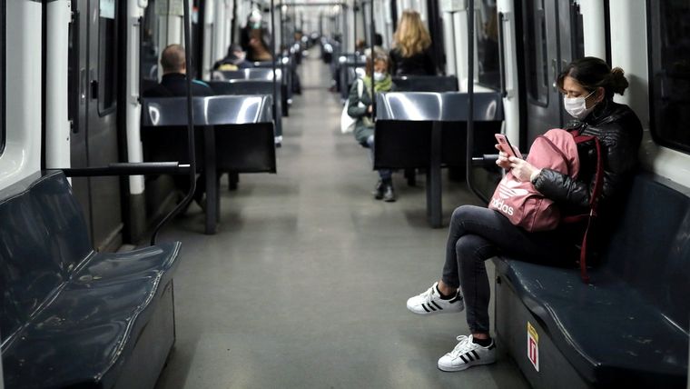 Gente con mascarillas en el metro de Barcelona, España, 14 de abril de 2020.