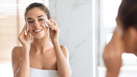 Un paso en la rutina de skin care requiere desmaquillar la piel y otro limpiarla. Foto: Shutterstock