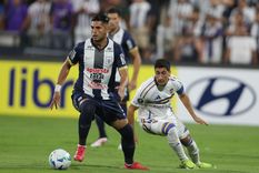 Carlos Zambrano supera a Miguel Merentiel durante el partido de ida en Lima. El defensor ex Boca opinó sin filtro y apuntó contra la prensa. Foto: EFE