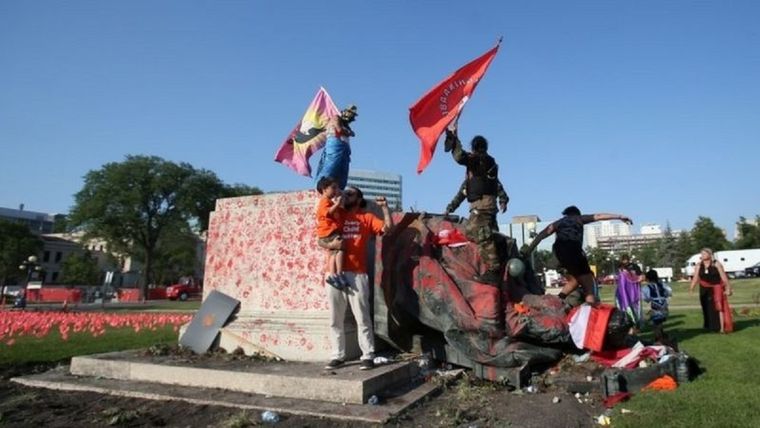 La estatua de la reina Victoria fue embadurnada de pintura roja antes de ser derribada. Foto: Reuters