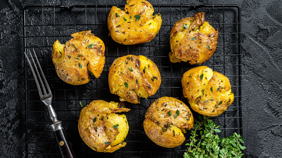 Receta de una guarnición irresistible: papas aplastadas al horno