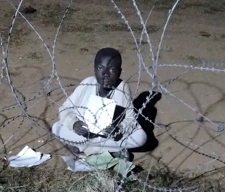 Erick utiliza la luz de una base militar para hacer sus deberes. Foto: Facebook