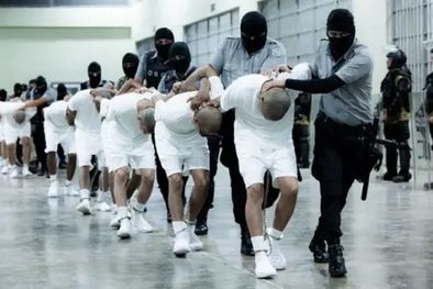 MDZol | Más de 200 migrantes venezolanos han sido deportados desde EE.UU. a El Salvador, donde permanecerán un año detenidos en el temido Cecot. Foto: GETTY IMAGES