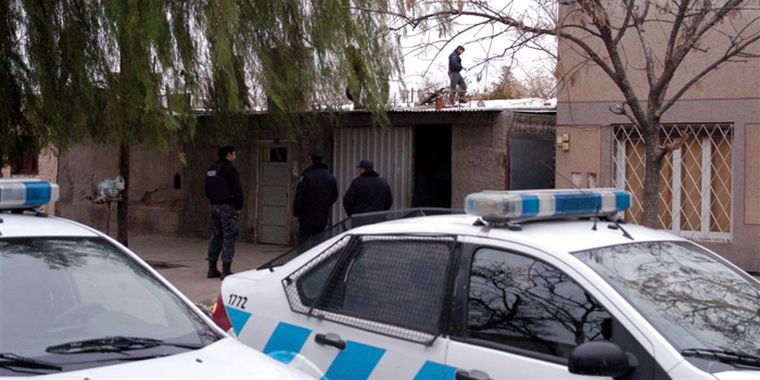 Con la luz de primera hora de esta mañana, la Policía procedió a allanar la vivienda. Foto: Ariel Jalley/Mediamza.com