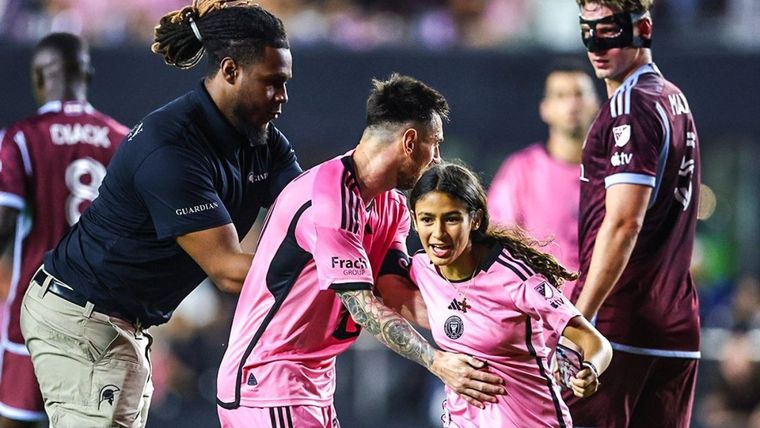 Anto ya tiene su foto y corre para evitar a la seguridad. Foto: @brfootball