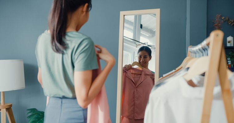 Con el cambio de estación, las tiendas de ropa ya promocionan la tendencia en moda de la primavera Foto: shutterstock