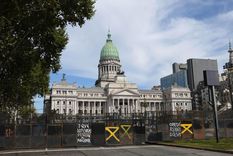 Una fuerte marcha se realiza frente al Congreso mientras se debate el rechazo a los vetos.