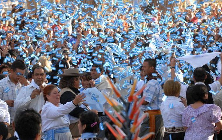 Peñas, festejos y comidas típicas en Mendoza el 9 de Julio. 