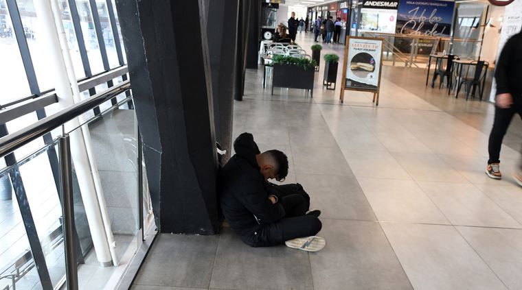 Los turistas chilenos aguardan en la Terminal de Mendoza la apertura del paso Cristo Redentor Foto: ALF PONCE MERCADO / MDZ