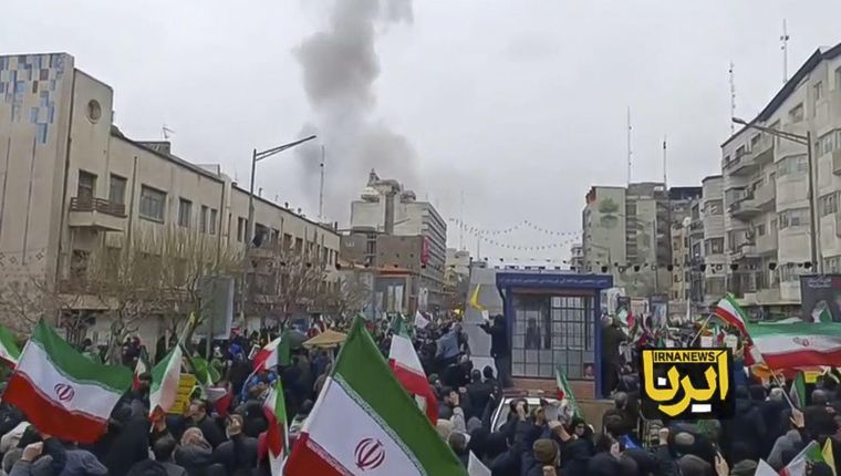 La columna de humo tras el bombardeo de Israel durante la marcha.