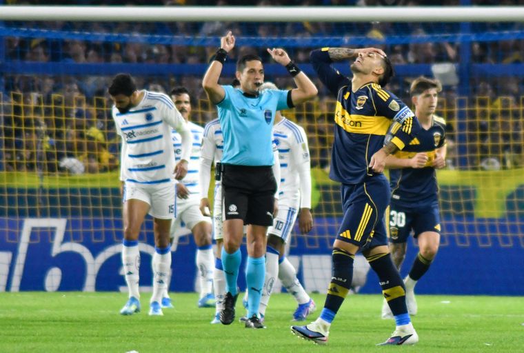Boca se sintió perjudicado por el arbitraje en los últimos minutos.