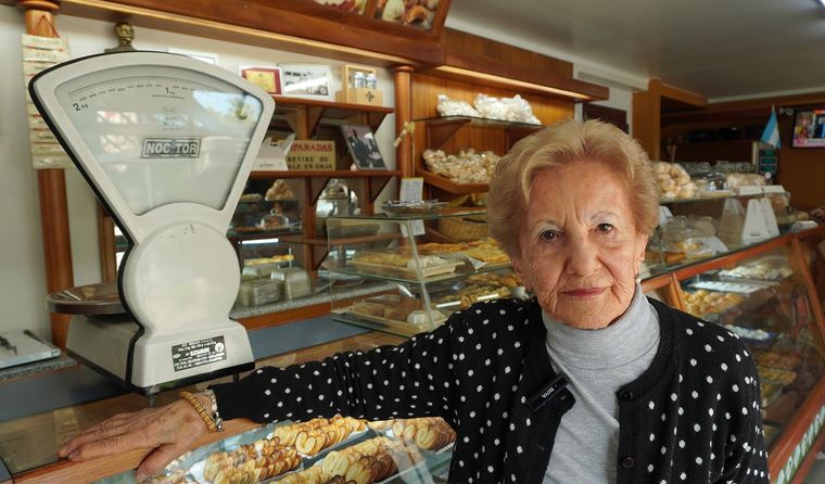 La Pichona sigue recibiendo a sus clientes, todos los días, en la panadería.