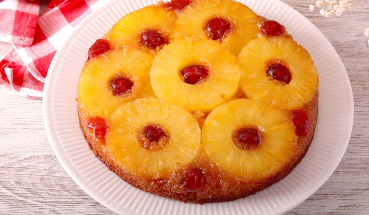 Receta tradicional de torta invertida con piña y caramelo Foto: Shutterstock