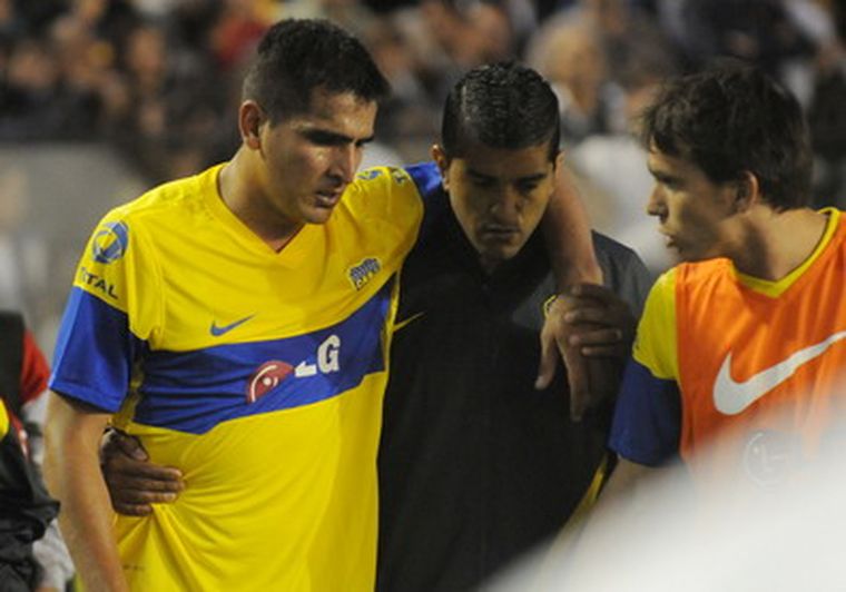 Viatri se retira acompañado por sus compañeros. Foto: NA