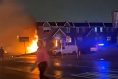 Una avioneta Learjet 55 se desplomó en un barrio del noreste de Filadelfia, provocando incendios, heridos y seis muertos. Foto: Captura de video