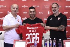 Tevez, junto a Grindetti y Seoane: el Apache renovó en Independiente Foto: Independiente Tevez, junto a Grindetti y Seoane: el Apache renovó en Independiente Foto: Independiente