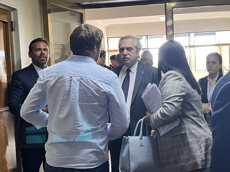 Alberto ingresando a tribunales para audiencia. Foto: X @MarcheseLourdes