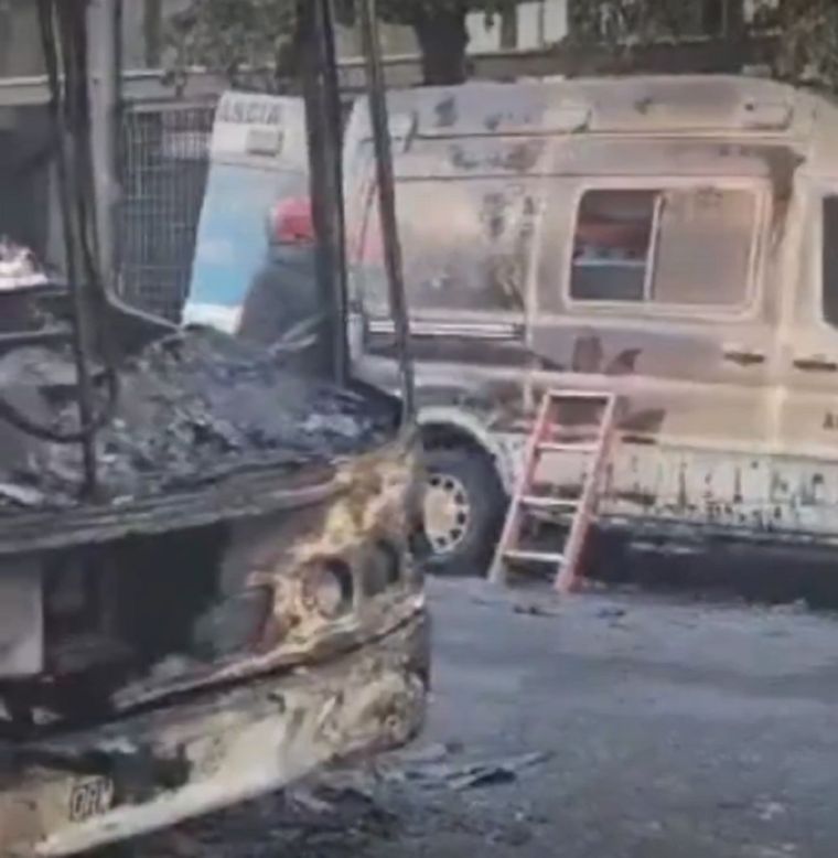 Un colectivo con pasajeros se incendió en Almagro y el fuego alcanzó a una ambulancia estacionada Foto: Captura de video