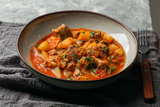 La receta original de marmitako no llevaba ingredientes sofisticados, ya que surgió como una receta humilde para alimentar a la tripulación durante largas jornadas de pesca.