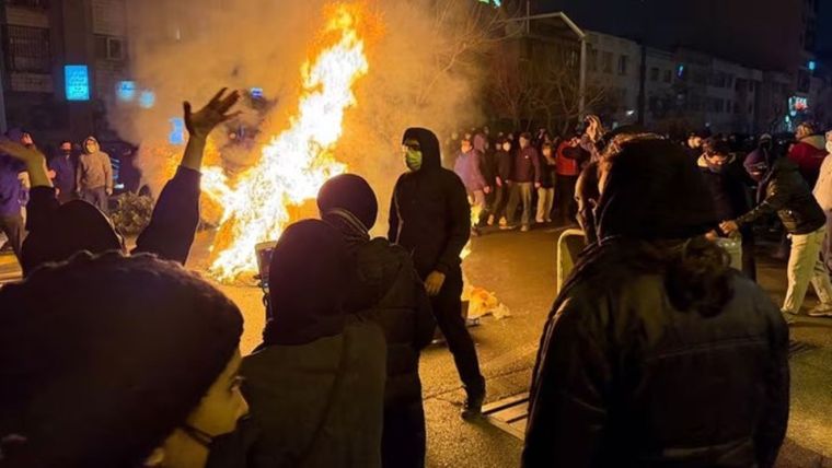 En medio de las manifestaciones en Irán, varios líderes de Europa apuntaron contra embajadaores iraníes.