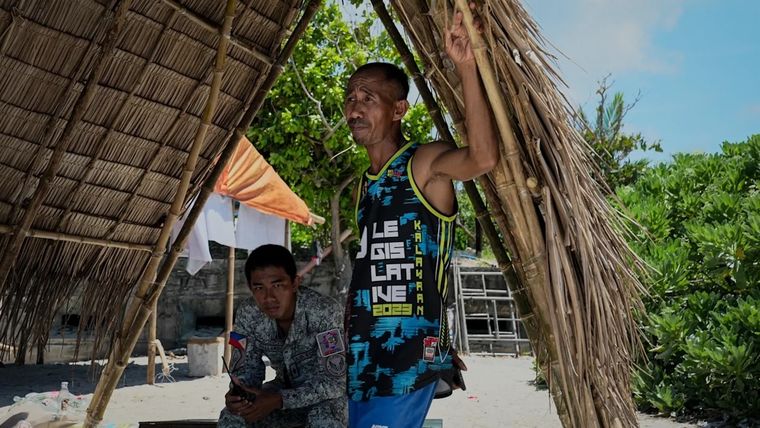 El pescador Larry Hugo, a la derecha, se salvó por poco del impacto de un barco guardacostas chino. Foto: BBC