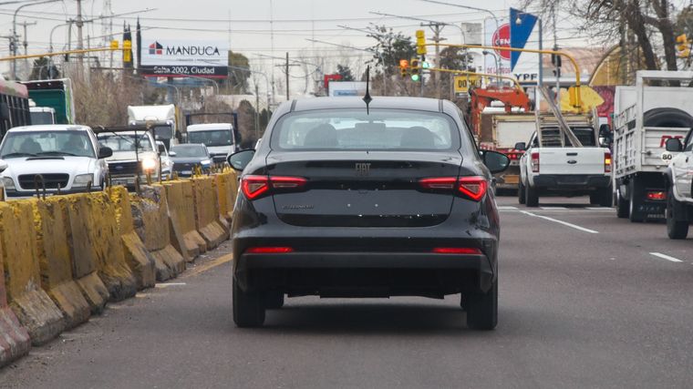 Cada vez son más los autos que circulan sin patente por la falta de chapa. Cada vez son más los autos que circulan sin patente por la falta de chapa.