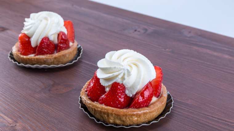 La receta original solo llevaba crema y azúcar, pero hoy se le suele agregar vainilla o licores para darle un toque distinto. La receta original solo llevaba crema y azúcar, pero hoy se le suele agregar vainilla o licores para darle un toque distinto.