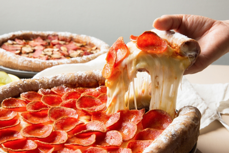 Fabulosa pizza e pepperoni lista para disfrutar bocado a bocado Foto: Shutterstock