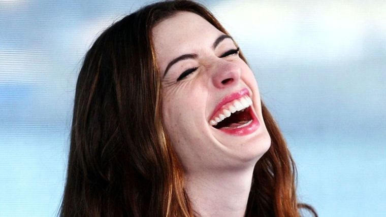 La actriz es muy simpática en eventos sociales. La actriz es muy simpática en eventos sociales.