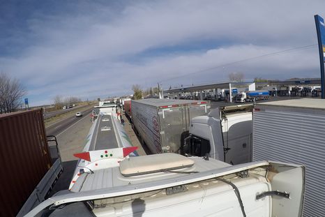 Activan protocolo de invierno que incluye rondas médicas para los camioneros varados. Activan protocolo de invierno que incluye rondas médicas para los camioneros varados.