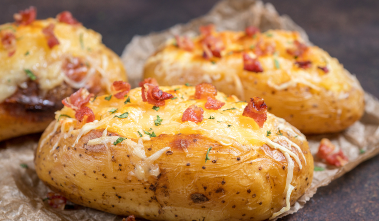 Simplicidad exquisita: descubre el placer de nuestras patatas rellenas de queso y bacon Foto: Shutterstock