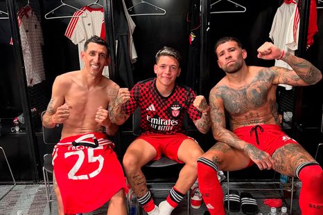Gianluca Prestianni juanto a Di María y Otamendi en el vestuario de Benfica tras la clasificación. Gianluca Prestianni juanto a Di María y Otamendi en el vestuario de Benfica tras la clasificación.