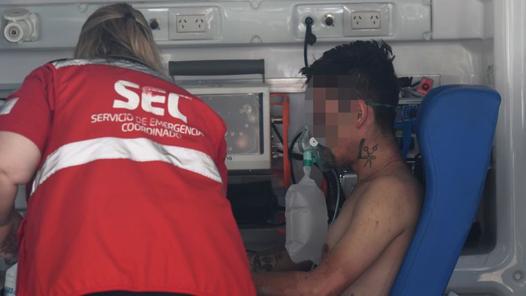 Los heridos por el fuego y el humo fueron atendidos en las ambulancias y algunos trasladados. Los heridos por el fuego y el humo fueron atendidos en las ambulancias y algunos trasladados.