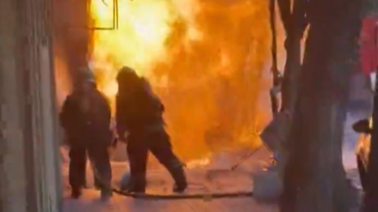 Trabajadores de Edesur se encontraban realizando una obra cuando rompieron el caño se desató el incendio.