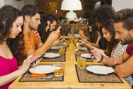 Mirando el celular y sin conexión entre nosotros mismos. Mirando el celular y sin conexión entre nosotros mismos.