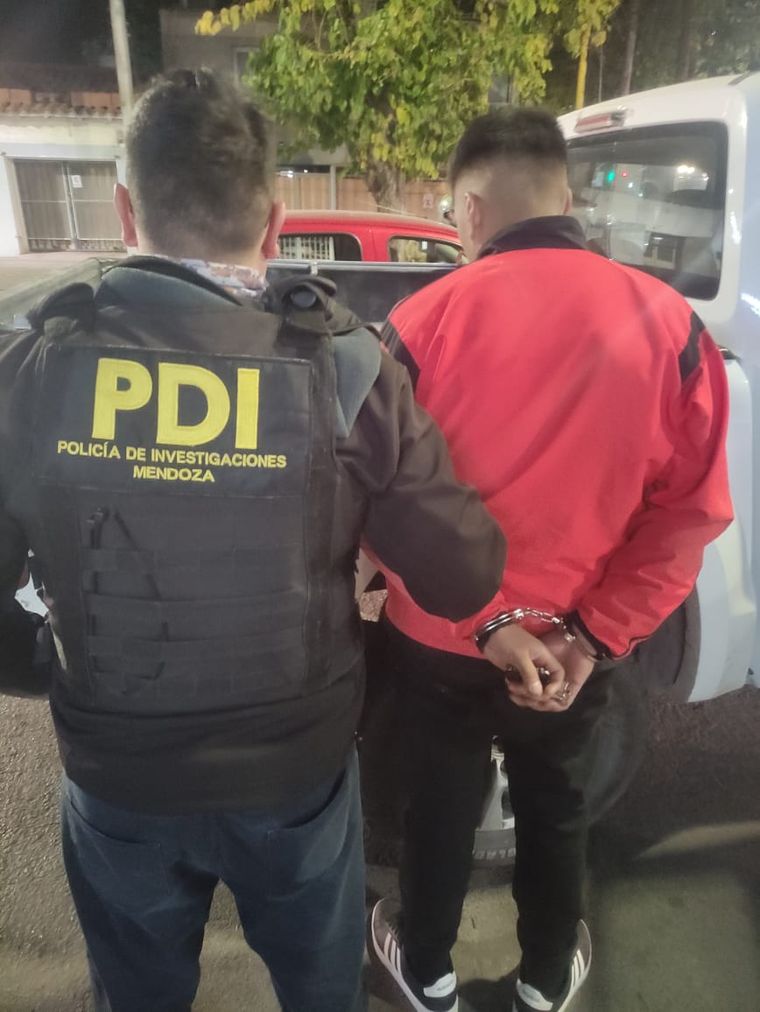 Uno de los hombres detenidos en el segundo operativo. Fue capturado tras escapar al identificar a los efectivos policiales. Uno de los hombres detenidos en el segundo operativo. Fue capturado tras escapar al identificar a los efectivos policiales.
