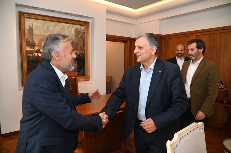Cornejo y Marín, CEO de YPF, luego de la reunión donde le informaron al gobernador sobre el plan de desinversión. Foto: Prensa Gobierno de Mendoza