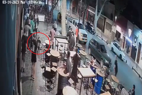 La moza en la puerta del bar, instantes antes de la agresión Foto: Captura del video