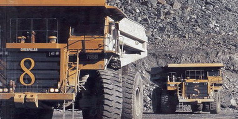 Camiones trabajando en una mina a cielo abierto. Foto: web