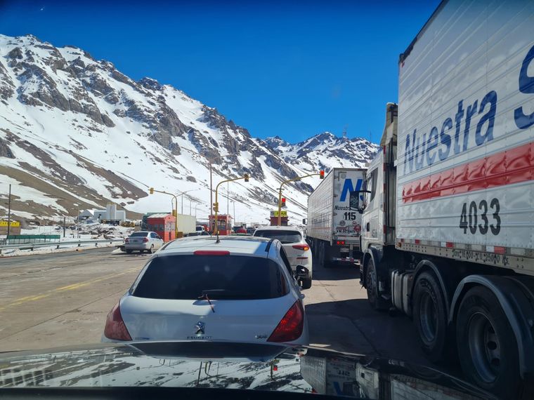 Las largas filas se generaron en la ruta hacia Chile tras dos semanas con el Paso cerrado